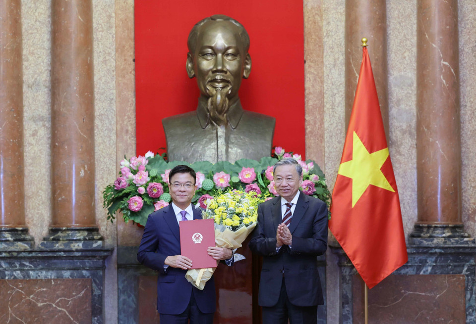 Chủ tịch nước Tô Lâm trao Quyết định bổ nhiệm cho Phó Thủ tướng Lê Thành Long. (Ảnh: Nhan Sáng/TTXVN)