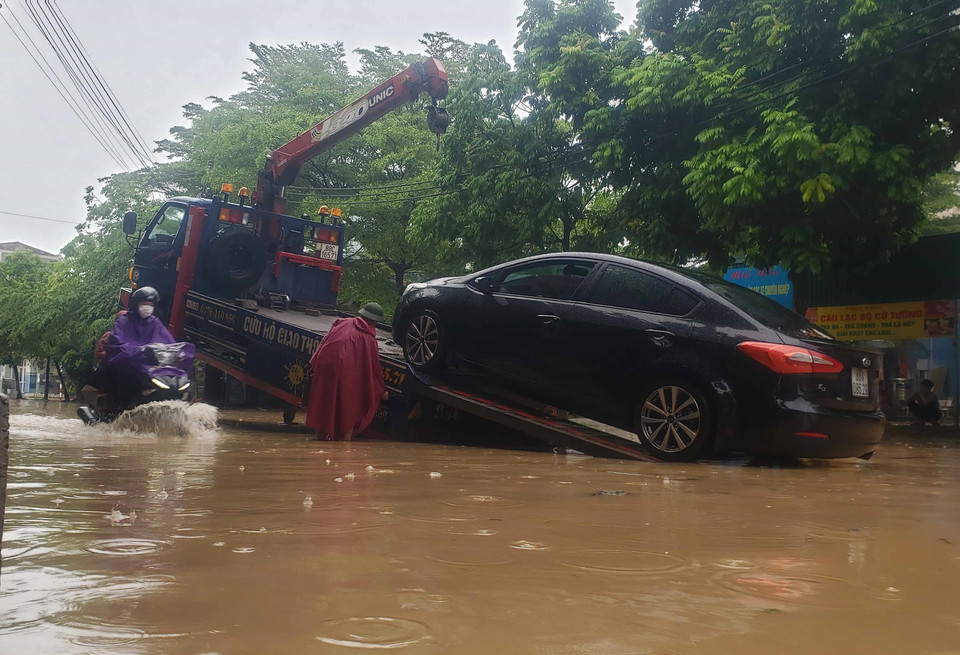 Một ôtô bị chết máy trên đường Ngô Gia Tự, thành phố Vĩnh Yên. (Ảnh: Hoàng Hùng/TTXVN)