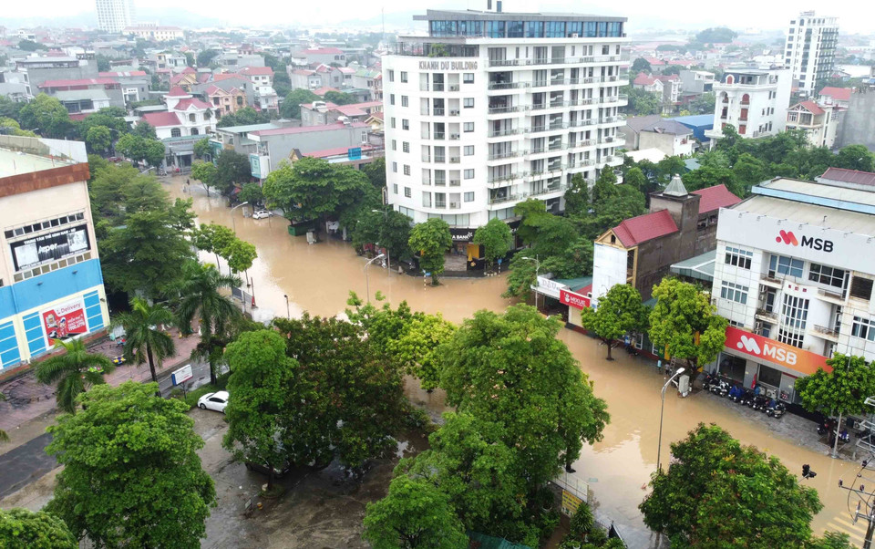 Một đoạn đường trên phố Tôn Đức Thắng, thành phố Vĩnh Yên, bị ngập sâu. (Ảnh: Hoàng Hùng/TTXVN)