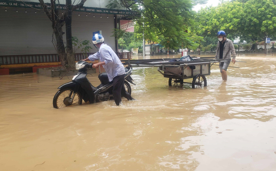 Xe bị chết máy tại đường Nguyễn Du, thành phố Vĩnh Yên. (Ảnh: Hoàng Hùng/TTXVN)