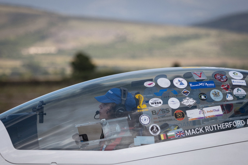 Thanh niên người Bỉ gốc Anh Mack Rutherford, 17 tuổi, trở thành người trẻ tuổi nhất thế giới bay một mình vòng quanh trái đất. Tròn 5 tháng và 1 ngày sau khi cất cánh từ Bulgaria vào tháng 3, Rutherford đã bay vòng quanh thế giới với quãng đường dài 54.000km trong 221 giờ, qua 30 nước và trở về điểm xuất phát tại một sân bay nhỏ gần thị trấn Radomir ngày 24/8/2022, ghi tên mình vào danh sách kỷ lục thế giới. (Ảnh: AFP/TTXVN)