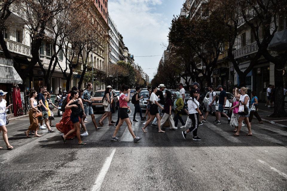 Ngày 20/8/2022, Hy Lạp xác nhận đã chính thức chấm dứt giai đoạn 12 năm qua chịu sự giám sát tăng cường về tài chính của Liên minh châu Âu (EU) sau cuộc khủng hoảng nợ công nghiêm trọng, qua đó giúp Athens giờ đây có quyền tự chủ lớn hơn trong đối chính sách kinh tế của nước này. Trong ảnh: Người dân di chuyển trên đường phố tại Athens, Hy Lạp, ngày 20/8/2022. (Ảnh: AFP/TTXVN)