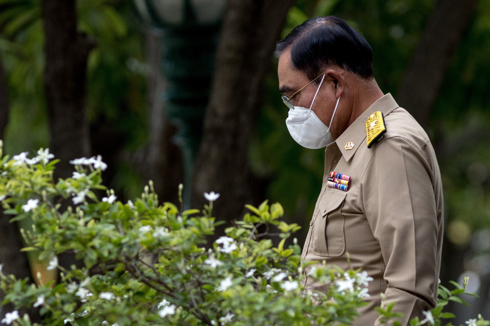 Với số phiếu 5-4, Tòa án Hiến pháp Thái Lan ngày 24/8/2022 đã ra lệnh đình chỉ nhiệm vụ của Thủ tướng Prayut Chan-o-cha (trong ảnh) trong khi chờ đợi phán quyết về thời hạn nhiệm kỳ. Lệnh của Tòa án Hiến pháp được đưa ra sau khi chấp nhận đơn yêu cầu phán quyết về nhiệm kỳ 8 năm làm Thủ tướng của ông Prayut do phe đối lập đệ trình. Phe đối lập cho rằng nhiệm kỳ tối đa 8 năm của Thủ tướng Prayut phải hết hạn vào ngày 24/8. (Ảnh: AFP/TTXVN)