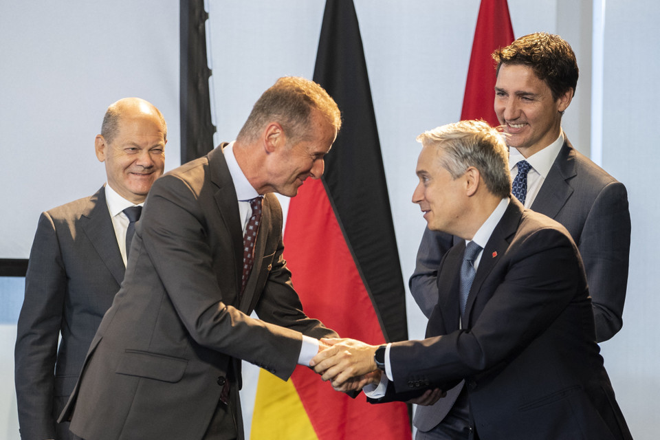 Chính phủ Canada và Đức ngày 23/8/2022 đã ký một thỏa thuận hợp tác xuất khẩu nhiên liệu hydro sang châu Âu, đặt mục tiêu đầy tham vọng vào năm 2025 sẽ bắt đầu xuất khẩu nhiên liệu này từ miền Đông Canada, nơi hiện tại chưa xây dựng một nhà máy sản xuất nhiên liệu hydro nào. Trong ảnh: Thủ tướng Đức Olaf Scholz (trái) và Thủ tướng Canada Justin Trudeau (phải) chứng kiến lễ ký thỏa thuận hợp tác giữa Giám đốc điều hành Volkswagen AG (thứ 2, trái) và Bộ trưởng Sáng kiến khoa học-công nghệ Canada Francois-Philippe Champagne tại Toronto (Canada) ngày 23/8/2022. (Ảnh: AFP/TTXVN)