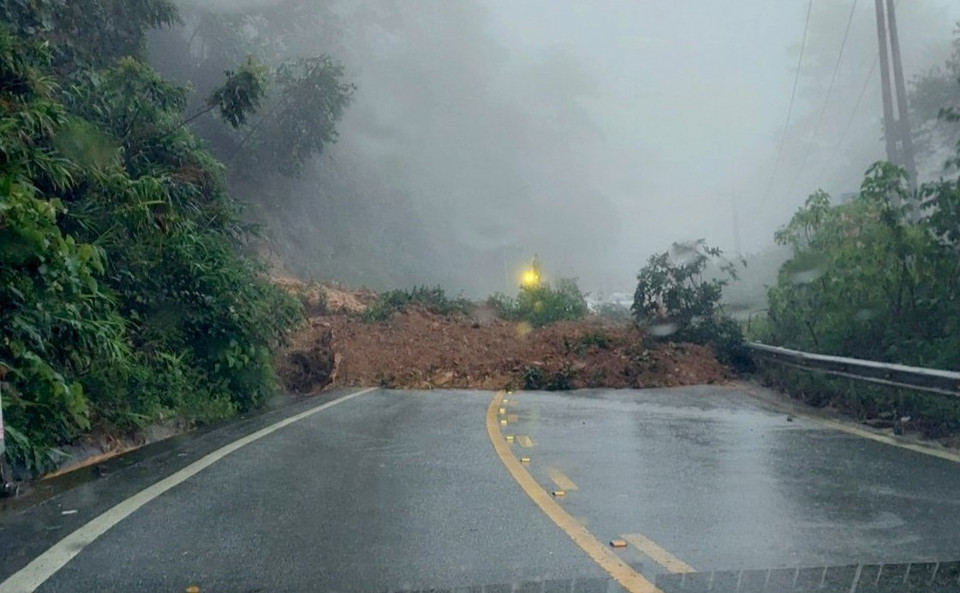 Một số đoạn đường lên khu du lịch quốc gia Tam Đảo, huyện Tam Đảo, bị sạt lở do mưa lớn. (Ảnh: TTXVN phát)