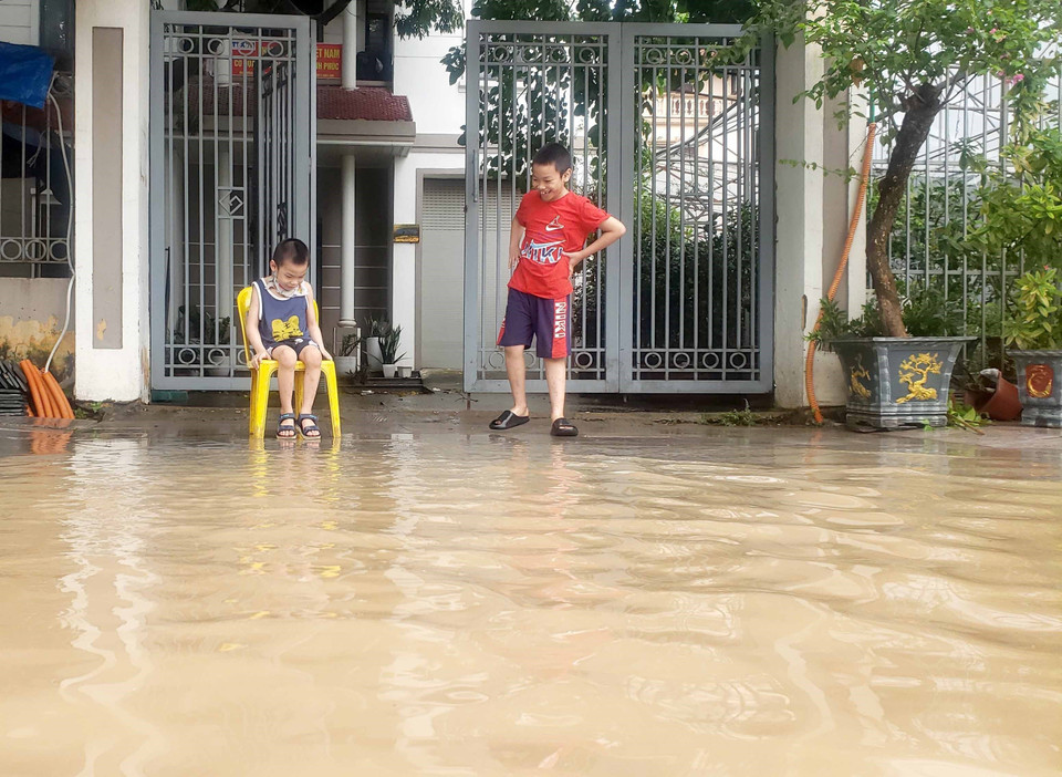 Nước ngập trên đường Tôn Đức Thắng, thành phố Vĩnh Yên. (Ảnh: Hoàng Hùng/TTXVN)