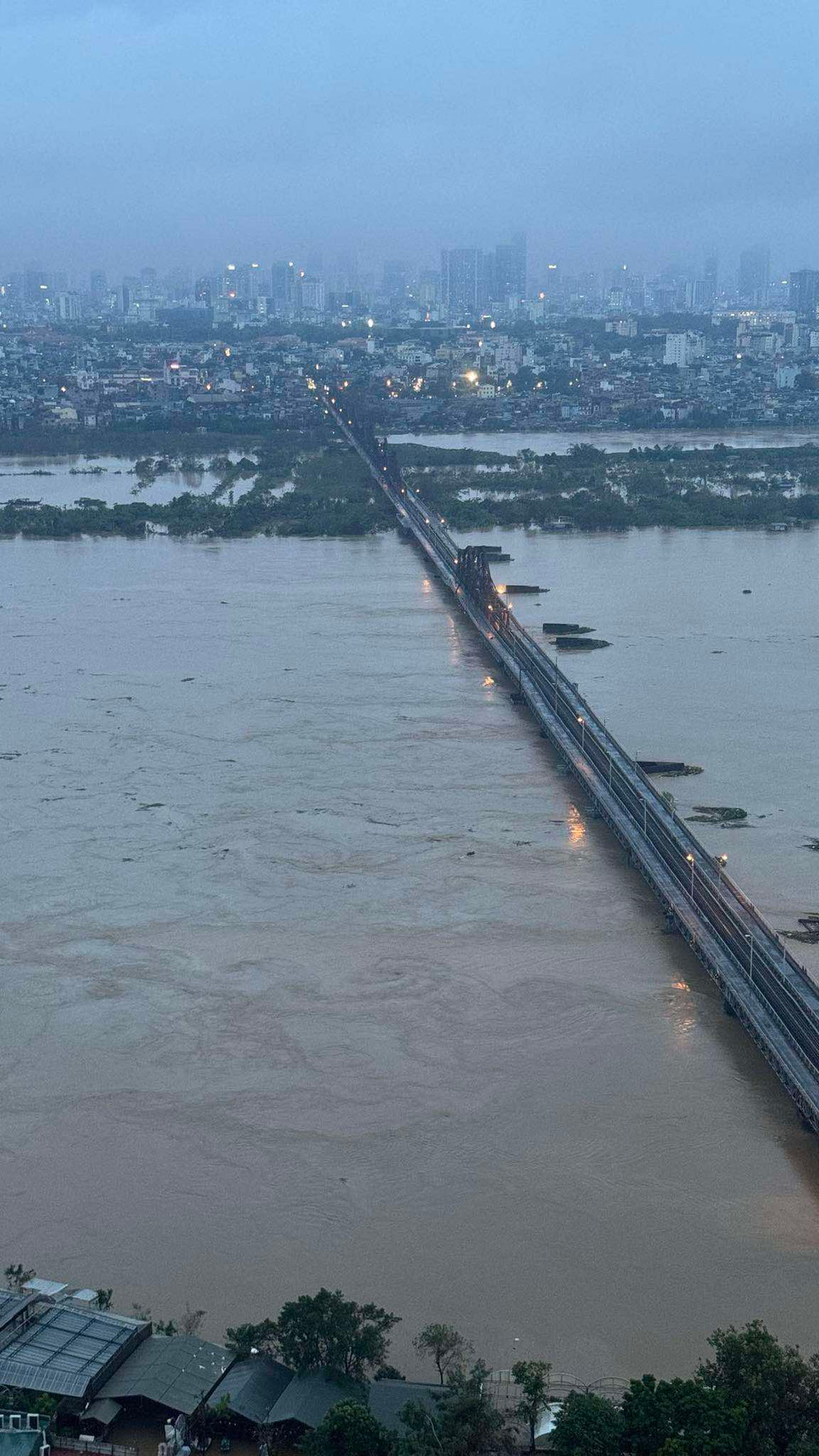 Nước sông Hồng đoạn chảy qua cầu Long Biên, quận Hoàn Kiếm, Hà Nội đang dâng nhanh. (Ảnh: Tu Quy Duong/Vietnam+)