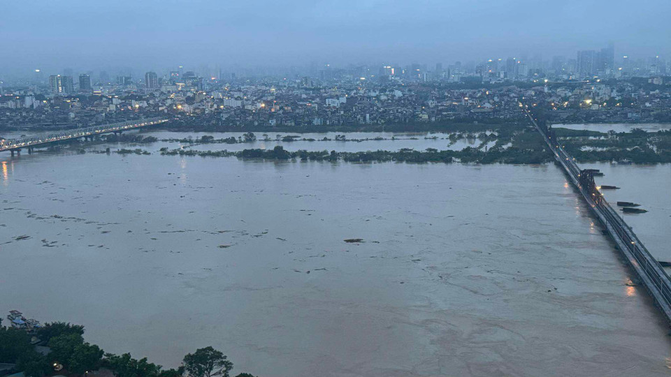 Dự báo sang ngày 12/9, lũ trên sông Hồng sẽ rút chậm. Vào lúc 1h ngày 12/9, mực nước sẽ là 11,3m, dưới báo động 3 là 0,20m và tới 7 giờ ngày 12/9 là 11,25m, dưới báo động 3 là 0,25m. (Ảnh: Tu Quy Duong/Vietnam+)