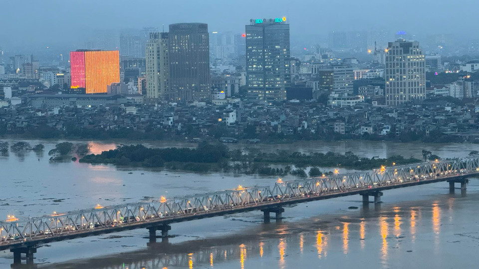 Lũ sông Hồng đoạn chảy qua nội đô Hà Nội tiếp tục dâng cao trên báo động 2, gây ngập lụt nhiều khu dân cư ven sông Hồng. (Ảnh: Tu Quy Duong/Vietnam+)