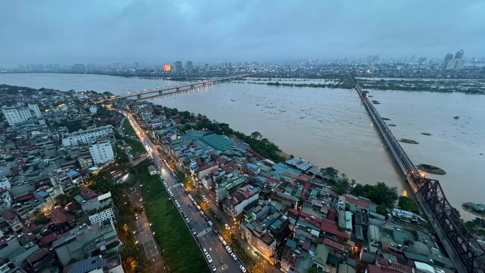 Toàn cảnh hai cây cầu Long Biên (phải) và Chương Dương (trái) nhìn từ trên cao khi nước sông Hồng trên mức báo động 2. (Ảnh: Tu Quy Duong/Vietnam+)