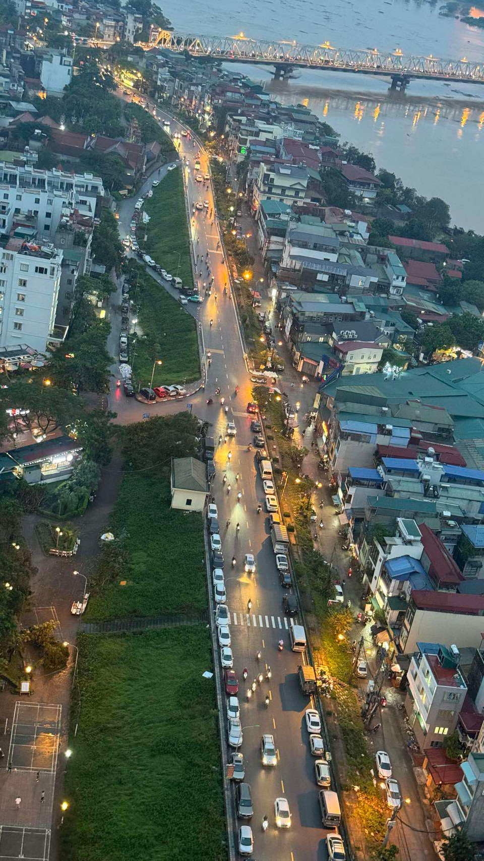 Hiện nay, các địa phương ở Hà Nội đang huy động tối đa lực lượng để ứng phó với thiên tai. (Ảnh: Tu Quy Duong/Viennam+)