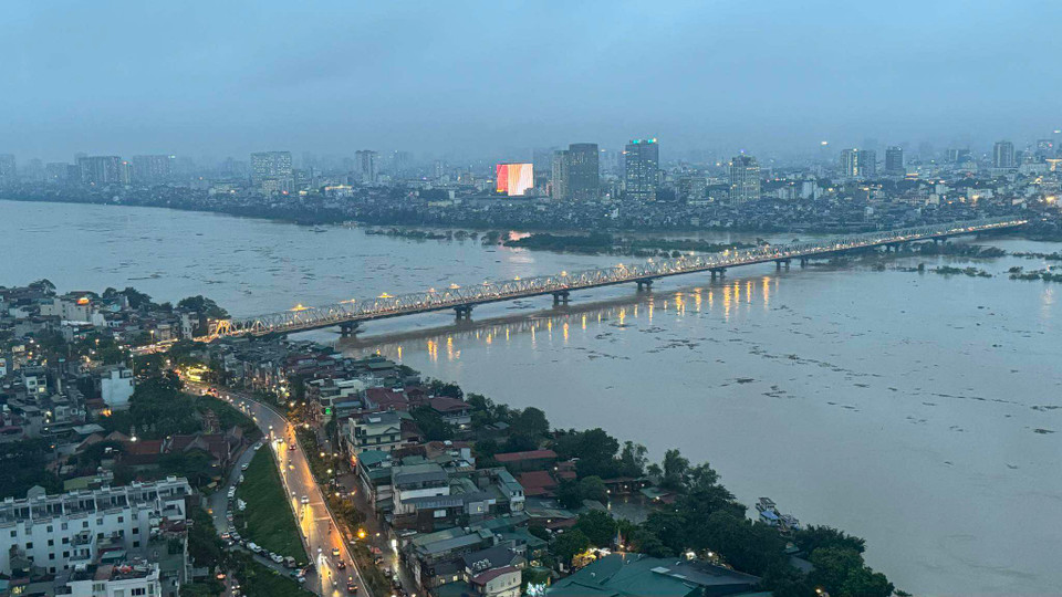 Lúc 16 giờ ngày 11/9, mực nước trên sông Hồng tại Hà Nội là 11,22m (dưới báo động 3 là 0,28m). (Ảnh: Tu Quy Duong/Vietnam+)