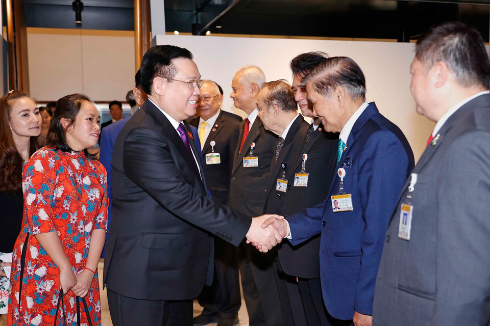 Chủ tịch Quốc hội Vương Đình Huệ với đại biểu. (Ảnh: Doãn Tấn/TTXVN)