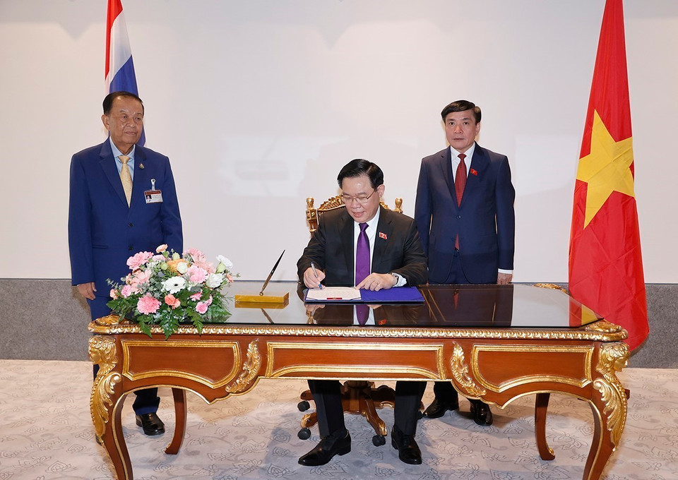 Chủ tịch Quốc hội Vương Đình Huệ ghi sổ vàng lưu niệm. (Ảnh: Doãn Tấn/TTXVN)