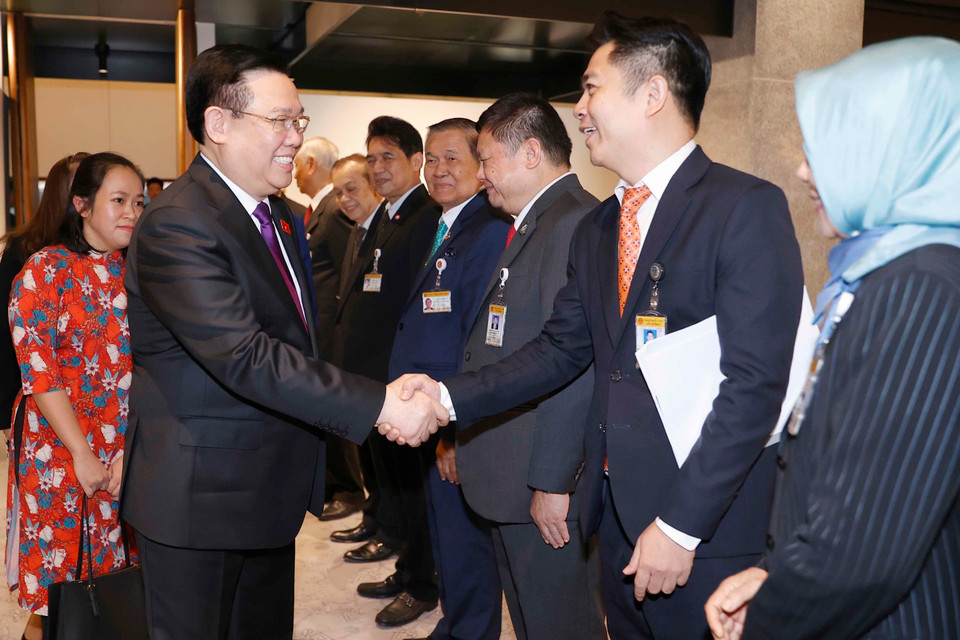 Chủ tịch Quốc hội Vương Đình Huệ với đại biểu. (Ảnh: Doãn Tấn/TTXVN)