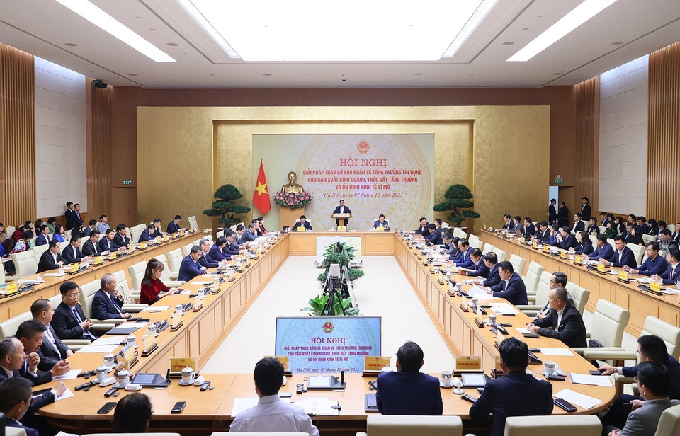 Sáng 7/12/2023, tại Hà Nội, Thủ tướng Phạm Minh Chính chủ trì Hội nghị giải pháp tháo gỡ khó khăn về tăng trưởng tín dụng cho sản xuất kinh doanh, thúc đẩy tăng trưởng và ổn định kinh tế vĩ mô. (Ảnh: Dương Giang/TTXVN)