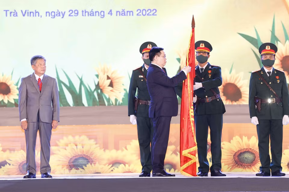 Chủ tịch Quốc hội Vương Đình Huệ gắn Huân chương Lao động hạng Nhất của Chủ tịch nước cho đảng bộ, chính quyền và nhân dân tỉnh Trà Vinh. (Ảnh: Doãn Tấn/TTXVN)