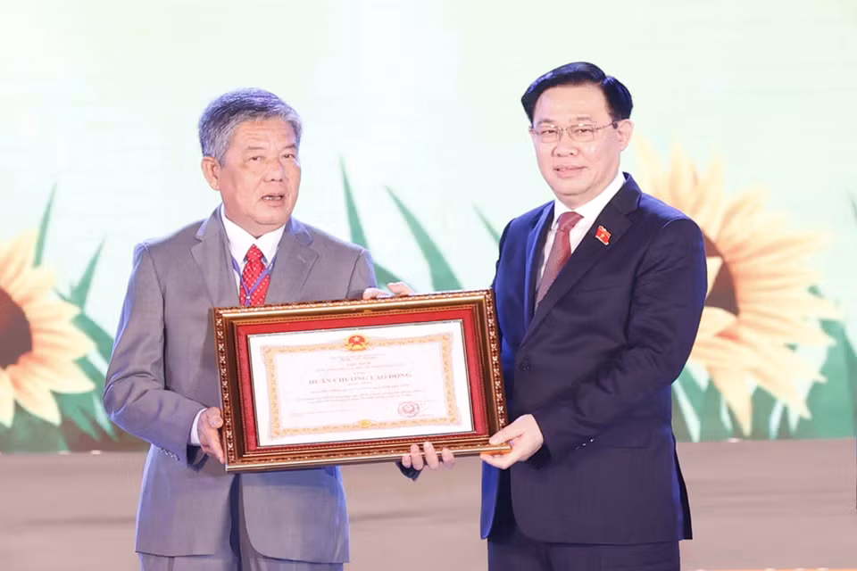 Chủ tịch Quốc hội Vương Đình Huệ trao tặng Huân chương Lao động hạng Nhất của Chủ tịch nước cho đảng bộ, chính quyền và nhân dân tỉnh Trà Vinh. (Ảnh: Doãn Tấn/TTXVN)