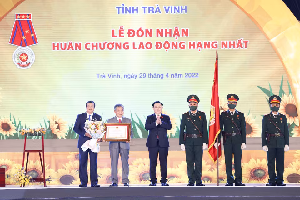 Chủ tịch Quốc hội Vương Đình Huệ trao tặng Huân chương Lao động hạng Nhất của Chủ tịch nước cho đảng bộ, chính quyền và nhân dân tỉnh Trà Vinh. (Ảnh: Doãn Tấn/TTXVN)