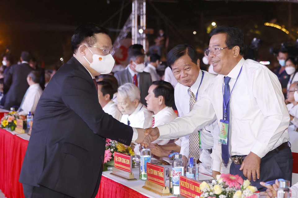 Chủ tịch Quốc hội Vương Đình Huệ với các đại biểu dự lễ kỷ niệm. (Ảnh: Doãn Tấn/TTXVN)