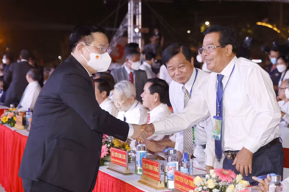 Chủ tịch Quốc hội Vương Đình Huệ với các đại biểu dự lễ kỷ niệm. (Ảnh: Doãn Tấn/TTXVN)
