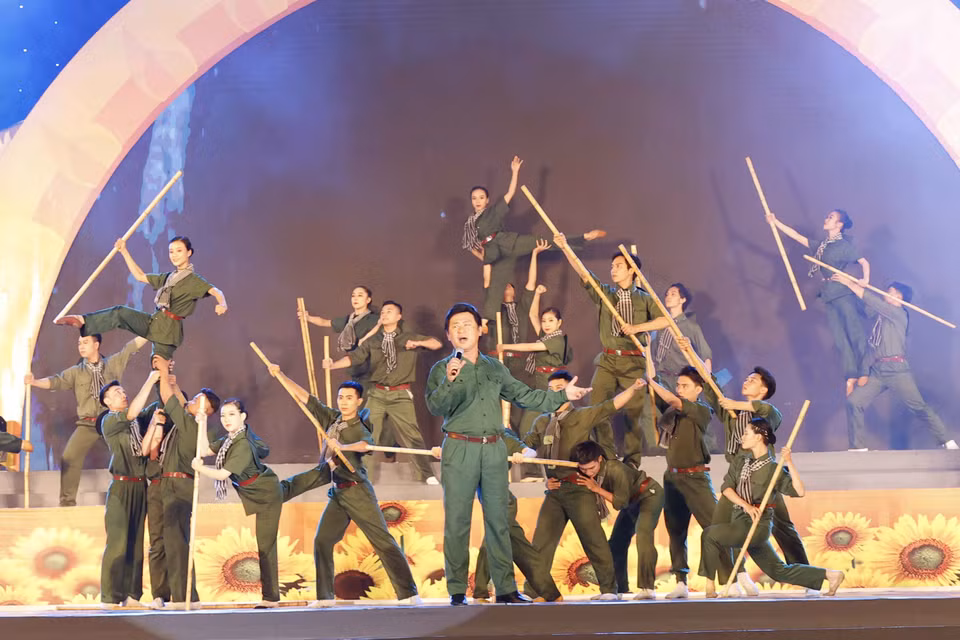 Tiết mục văn nghệ chào mừng lễ kỷ niệm. (Ảnh: Doãn Tấn/TTXVN)