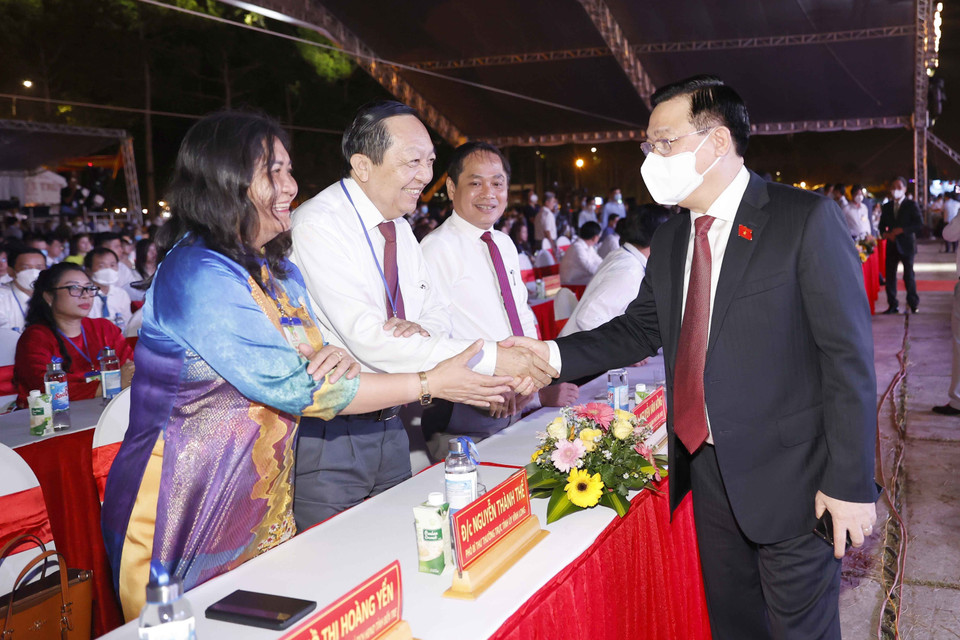 Chủ tịch Quốc hội Vương Đình Huệ với các đại biểu dự lễ kỷ niệm. (Ảnh: Doãn Tấn/TTXVN)