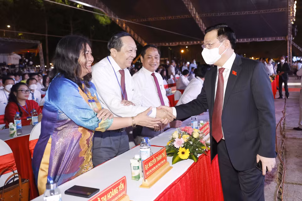 Chủ tịch Quốc hội Vương Đình Huệ với các đại biểu dự lễ kỷ niệm. (Ảnh: Doãn Tấn/TTXVN)