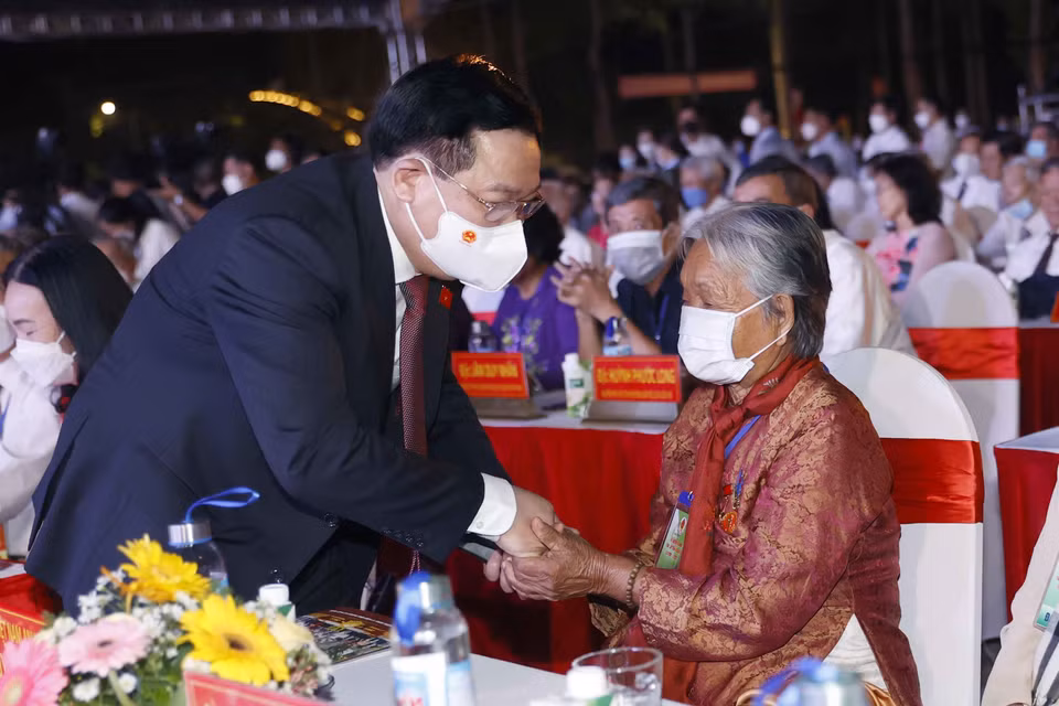 Chủ tịch Quốc hội Vương Đình Huệ với Mẹ Việt Nam Anh hùng dự lễ kỷ niệm. (Ảnh: Doãn Tấn/TTXVN)
