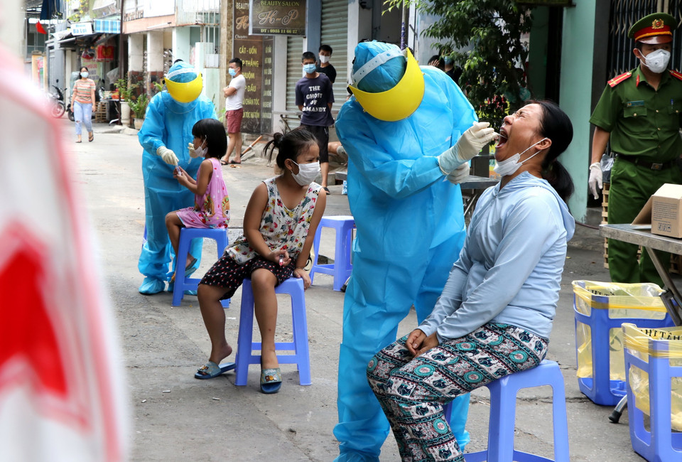 Cán bộ y tế lấy mẫu xét nghiệm cho các công dân trên đường Nguyễn Duy Hiệu, quận Sơn Trà, thành phố Đà Nẵng. (Ảnh: Quốc Dũng/TTXVN)