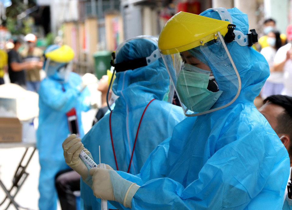 Mỗi tổ công tác của Trung tâm y tế Quận Sơn Trà có khoảng 5, 6 y, bác sỹ, đi đến từng khu phố để lấy mẫu xét nghiệm. (Ảnh: Quốc Dũng/TTXVN)