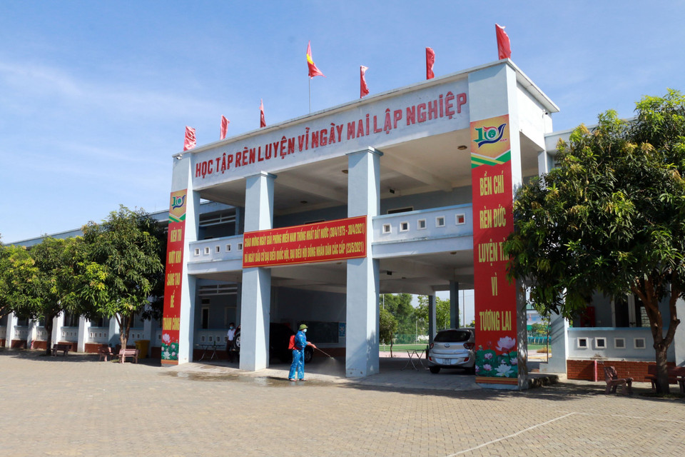 Phun khử khuẩn các phòng thi tại điểm thi trường THPT Dân tộc nội trú 2, Nghệ An. (Ảnh: Bích Huệ/TTXVN)