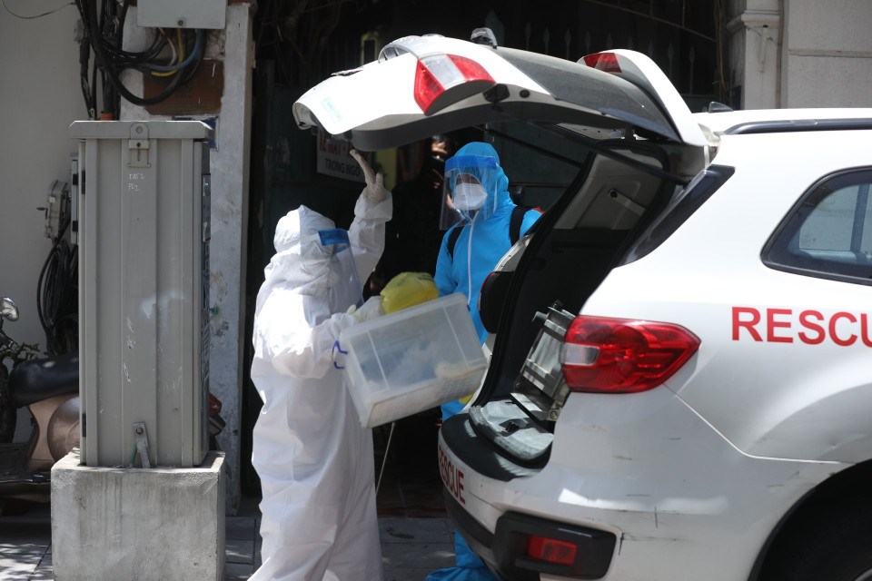 Mẫu được tập hợp và chuyển tới xét nghiệm tại CDC Hà Nội (ảnh chụp 31/5/2021). (Ảnh: Minh Quyết/TTXVN)