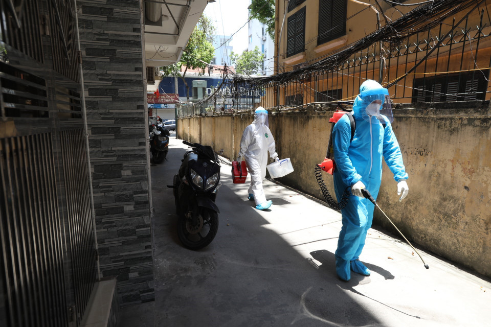 Nhân viên y tế quận Hoàn Kiếm đến lấy mẫu tại hộ gia đình có người tự cách ly liên quan đến trường hợp mắc COVID-19 (ảnh chụp 31/5/2021). (Ảnh: Minh Quyết/TTXVN)