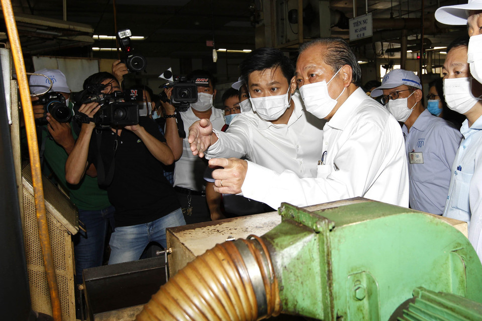 Phó Thủ tướng thường trực Chính phủ Trương Hòa Bình thăm và kiểm tra tình hình phòng, chống dịch bệnh tại Công ty trách nhiệm hữu hạn Mtex - doanh nghiệp 100% vốn Nhật Bản, chuyên sản xuất phụ tùng cơ khí ôtô. (Ảnh: Thanh Vũ/TTXVN)