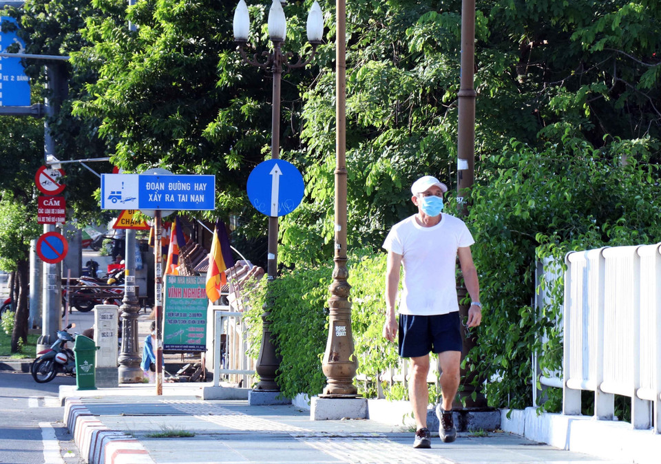 Người dân chấp hành đeo khẩu trang khi ra đường nhằm phòng chống dịch COVID-19. (Ảnh: Thu Hương/TTXVN)