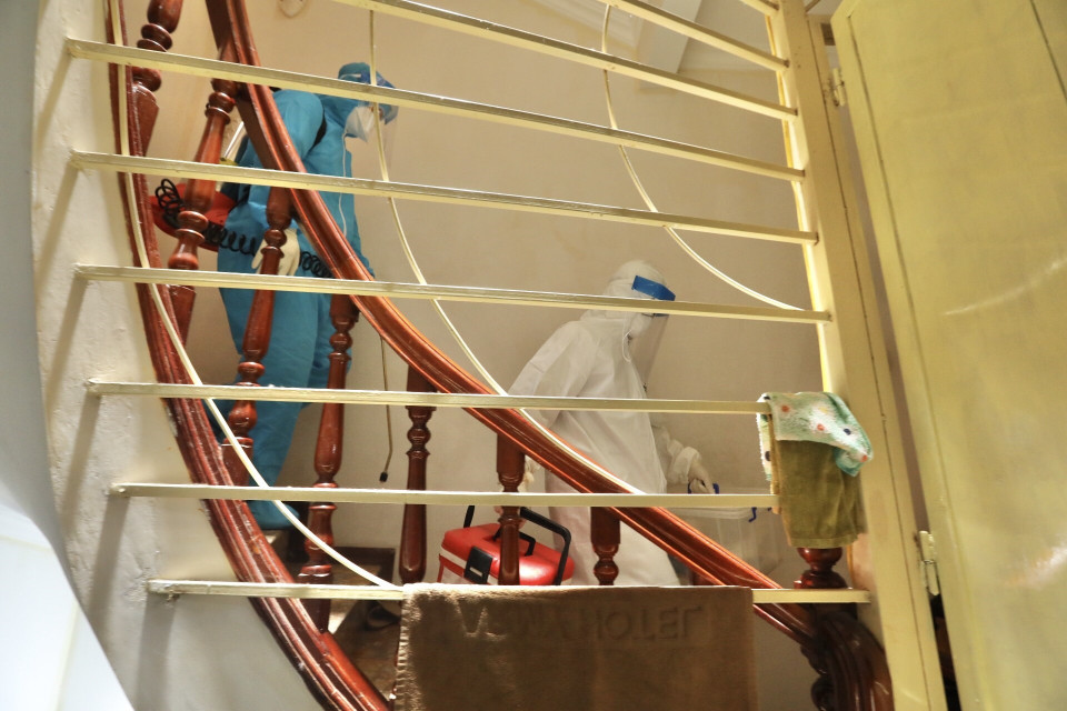 Nhân viên y tế quận Hoàn Kiếm đến lấy mẫu tại hộ gia đình có người tự cách ly liên quan đến trường hợp mắc COVID-19 (ảnh chụp 31/5/2021). (Ảnh: Minh Quyết/TTXVN)