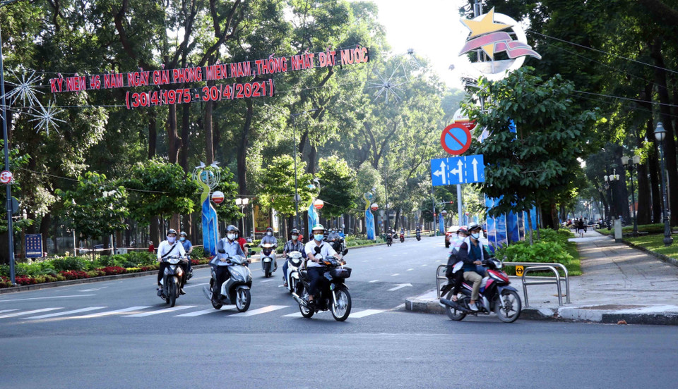 Người dân chấp hành đeo khẩu trang khi ra đường nhằm phòng chống dịch COVID-19. (Ảnh: Xuân Khu/TTXVN)