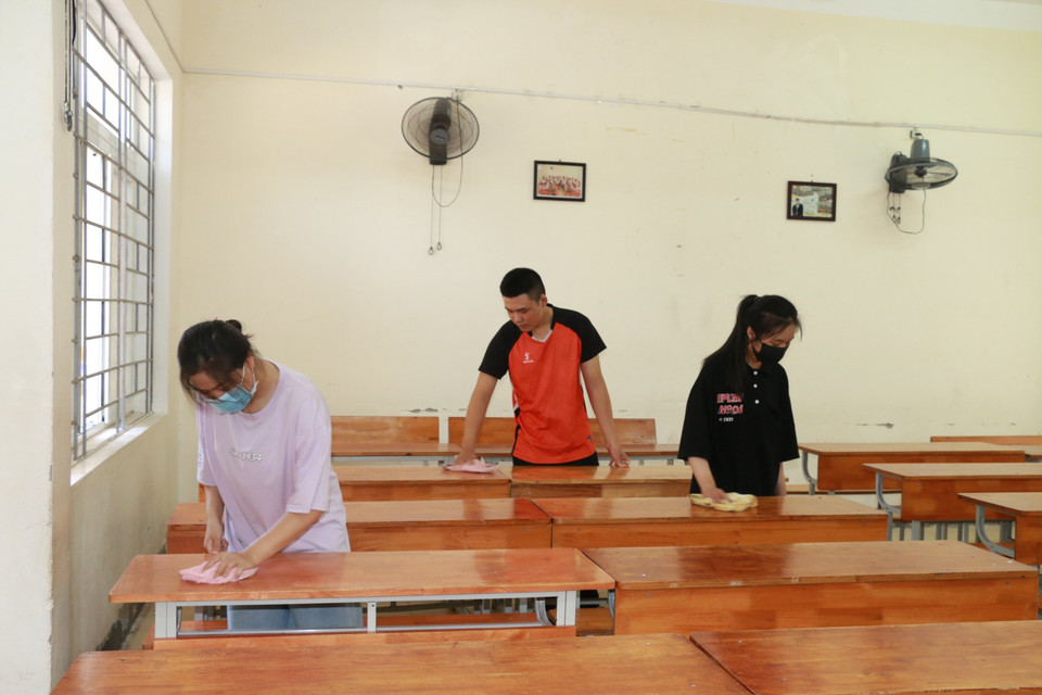 Tại các điểm thi đang gấp rút tiến hành lau dọn vệ sinh, phun khử khuẩn. (Ảnh: Bích Huệ/TTXVN)