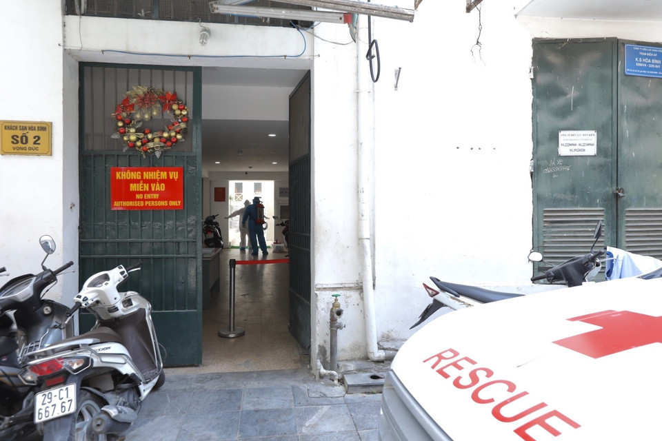 Nhân viên y tế đến lấy mẫu tại một số khách sạn đăng ký là cơ sở cách ly y tế trên địa bàn quận Hoàn Kiếm (ảnh chụp 31/5/2021). (Ảnh: Minh Quyết/TTXVN)
