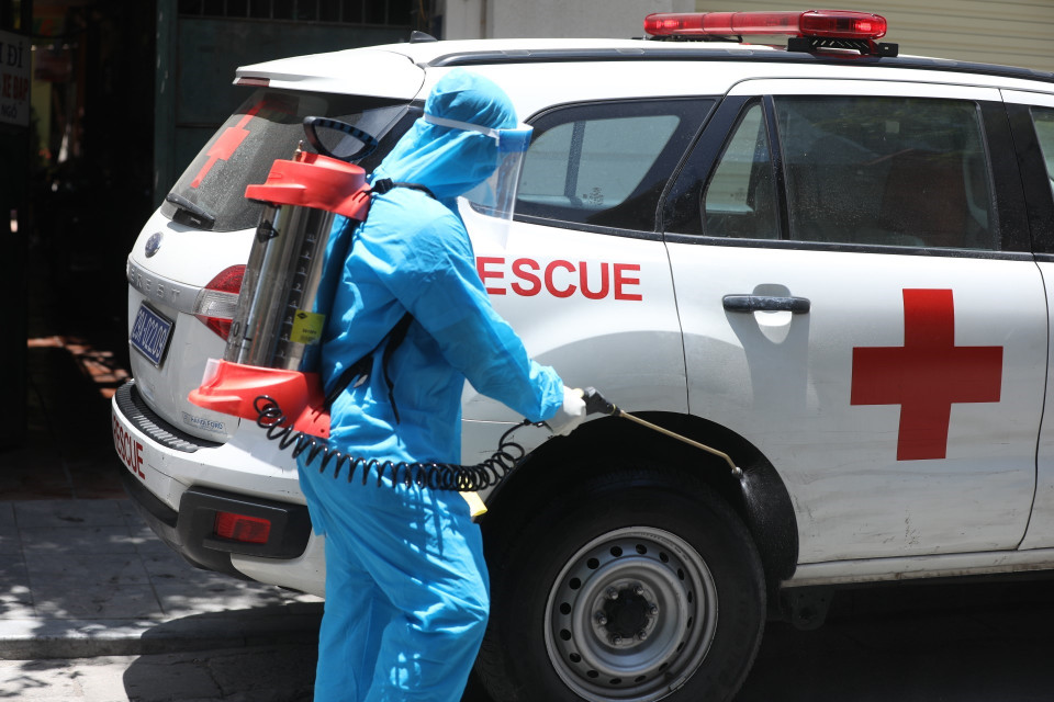 Nhân viên y tế phun khử khuẩn khi lấy mẫu xong (ảnh chụp 31/5/2021). (Ảnh: Minh Quyết/TTXVN)