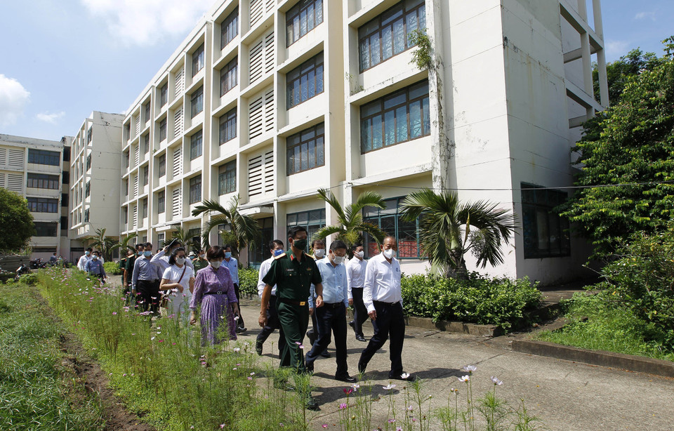 Phó Thủ tướng thường trực Chính phủ Trương Hòa Bình kiểm tra công tác chuẩn bị các nhu cầu thiết yếu, phòng ở, nơi tiếp nhận các trường hợp cách ly, ca liên quan đến dịch COVID-19, vệ sinh phòng dịch bệnh tại ký túc xá Đại học Quốc gia TP Hồ Chí Minh. (Ảnh: Thanh Vũ/TTXVN)