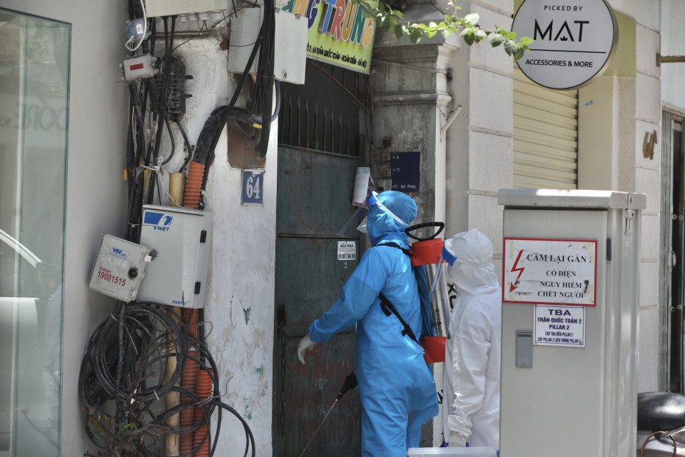 Nhân viên y tế quận Hoàn Kiếm đến lấy mẫu tại hộ gia đình có người tự cách ly liên quan đến trường hợp mắc COVID-19 (ảnh chụp 31/5/2021). (Ảnh: Minh Quyết/TTXVN)