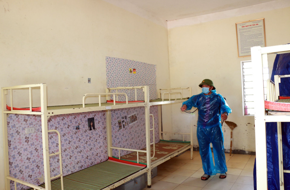 Để tạo điều kiện cho thí sinh là người dân tộc thiểu số trong toàn tỉnh đến dự thi, trường THPT Dân tộc nội trú 2 đã tiến hành phun khử khuẩn toàn bộ các phòng thi và khu vực ký túc xá. (Ảnh: Bích Huệ/TTXVN)