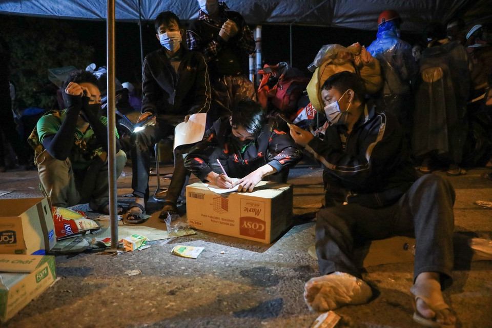 Tất cả người dân phải khai báo y tế tại chốt kiểm soát phòng chống dịch COVID-19 của thành phố Hà Nội. (Ảnh: Thành Đạt/TTXVN)