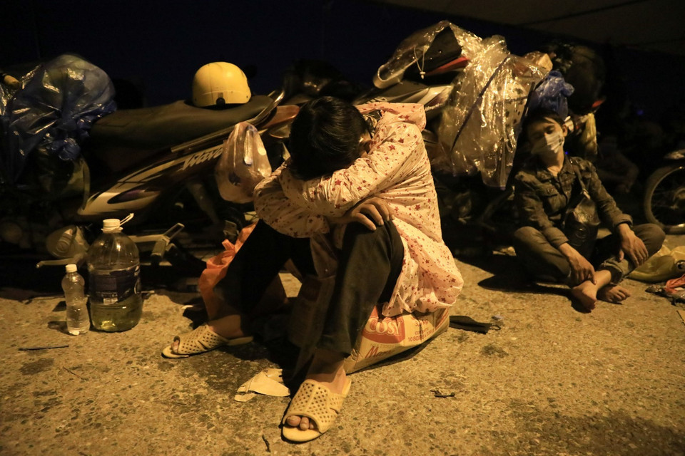 Lực lượng chức năng đã tổ chức cho người dân dừng 2 chặng để nghỉ ngơi, uống nước. (Ảnh: Thành Đạt/TTXVN)