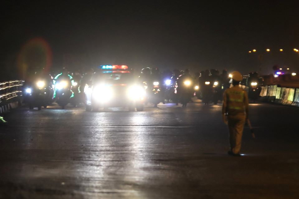 CSGT Hà Nội đã bố trí sẵn cán bộ chiến sỹ và phương tiện đón và dẫn đoàn đi qua thủ đô hướng về cầu Trung Hà. (Ảnh: Thành Đạt/TTXVN)