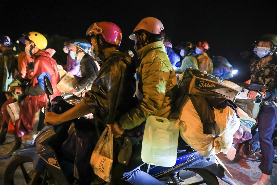 Người dân mang theo bình xăng trong quá trình chạy xe liên tục qua các tỉnh thành. (Ảnh: Thành Đạt/TTXVN)