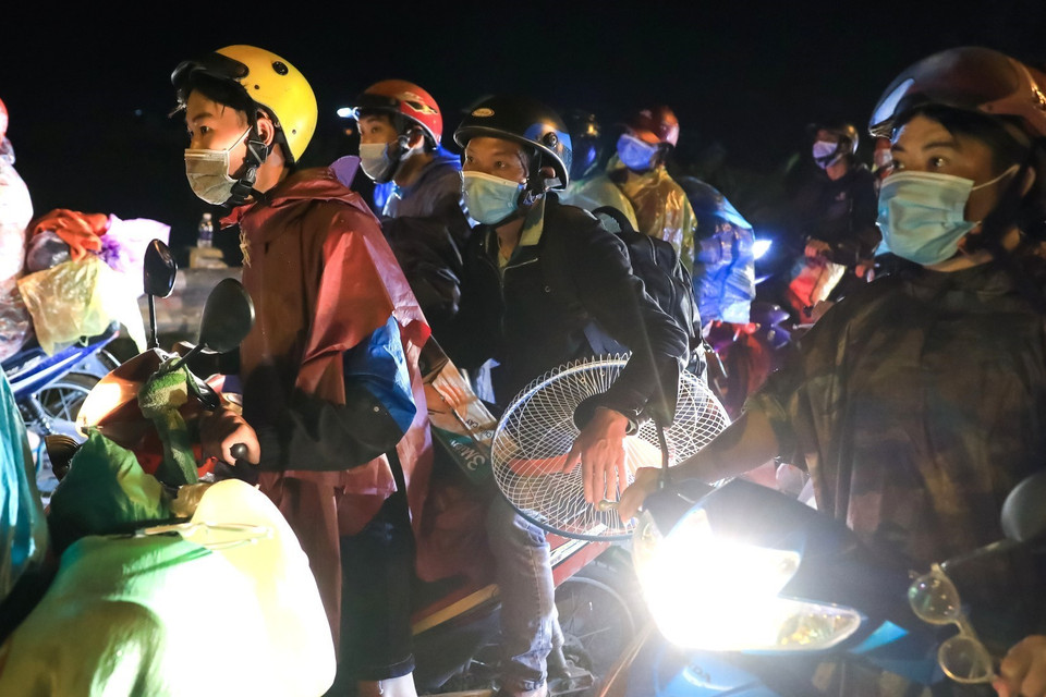 4h sáng 6/10, đoàn xe gần 200 người di chuyển bằng xe máy từ vùng dịch phía Nam về đến địa bàn Hà Nội. (Ảnh: Thành Đạt/TTXVN)