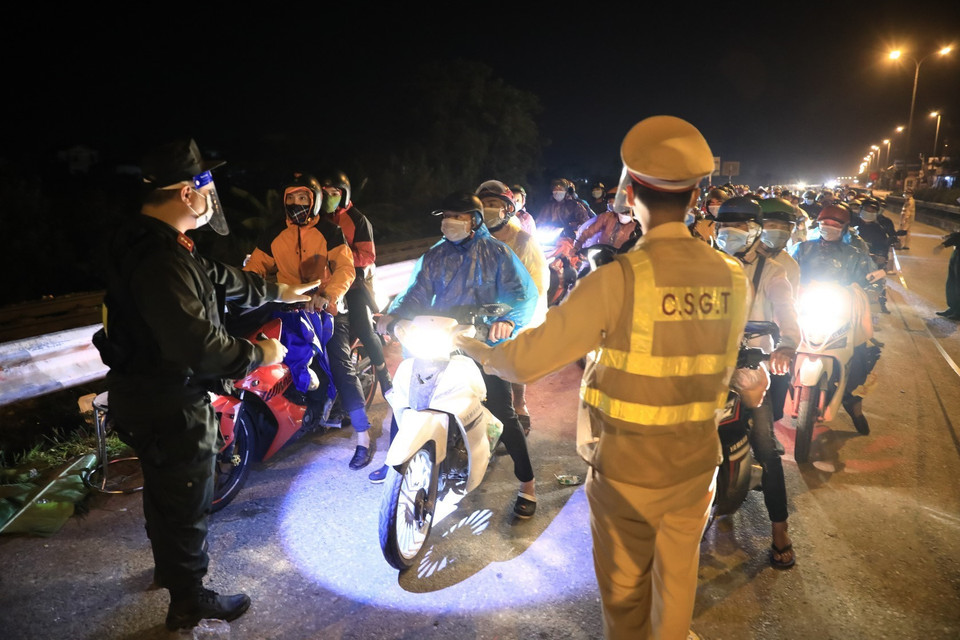 Nhóm người dân xuất phát từ các tỉnh phía Nam chiều 2/10, rạng sáng 6/10 đã đến Hà Nội. (Ảnh: Thành Đạt/TTXVN)